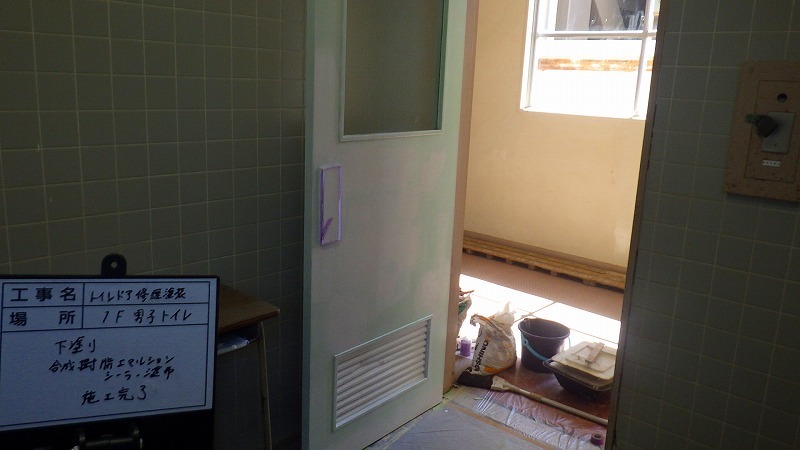 【現場レポート】トイレ扉補修・塗装工事_d0176793_07414602.jpg
