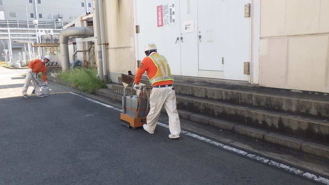構内白線引き工事_d0176793_15521468.jpg