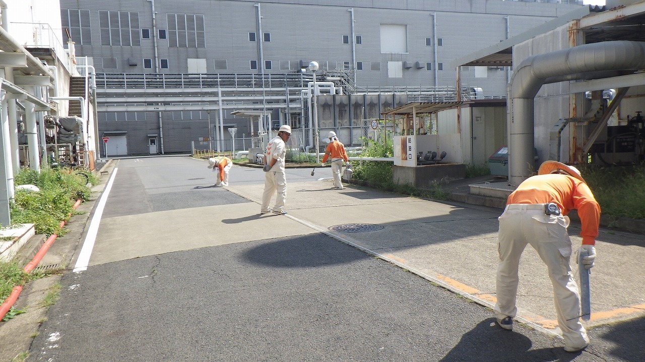 構内白線引き工事_d0176793_15522751.jpg