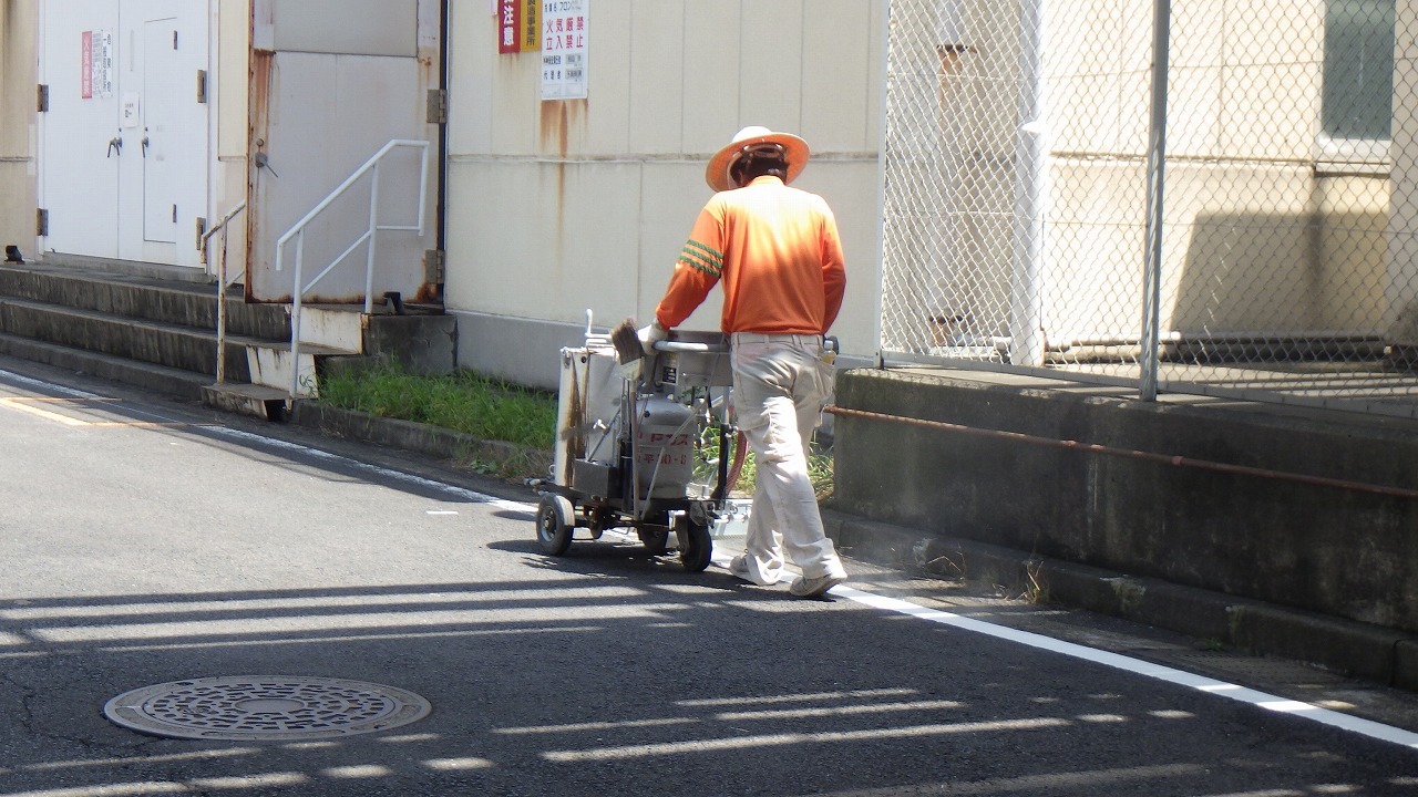 構内白線引き工事_d0176793_15523729.jpg