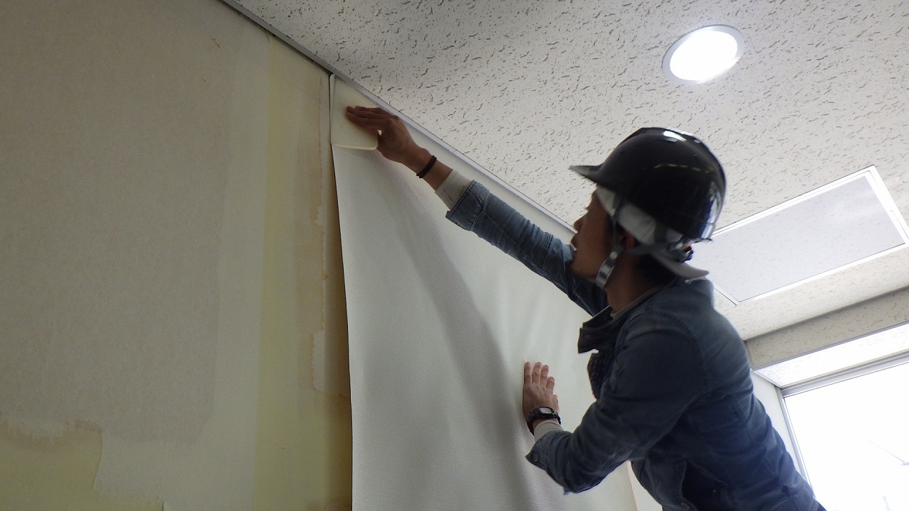 【現場レポート】工場内壁紙貼替作業_d0176793_16374770.jpg